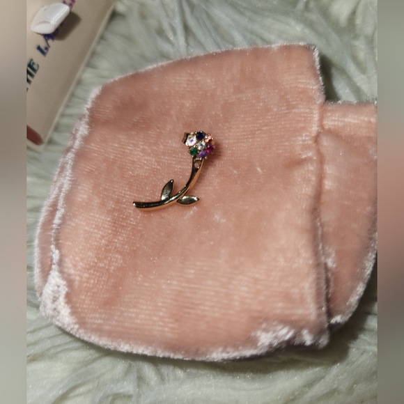 The Last Line Mini Teddy Flower Earring Gold ๐ - Picture 7 of 9